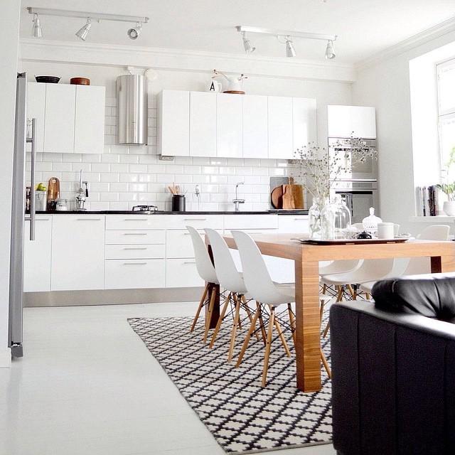 cocina sillas eames blancas