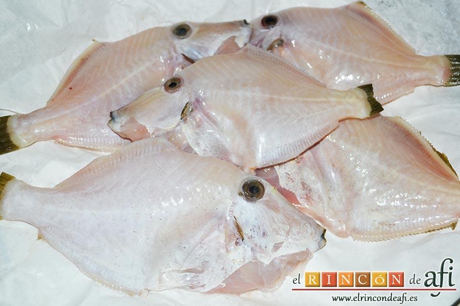 Gallitos fritos, pedimos al pescadero que nos limpie el pescado retirándoles la piel y las tripas. Los salamos y los dejamos escurrir sobre papel absorbente