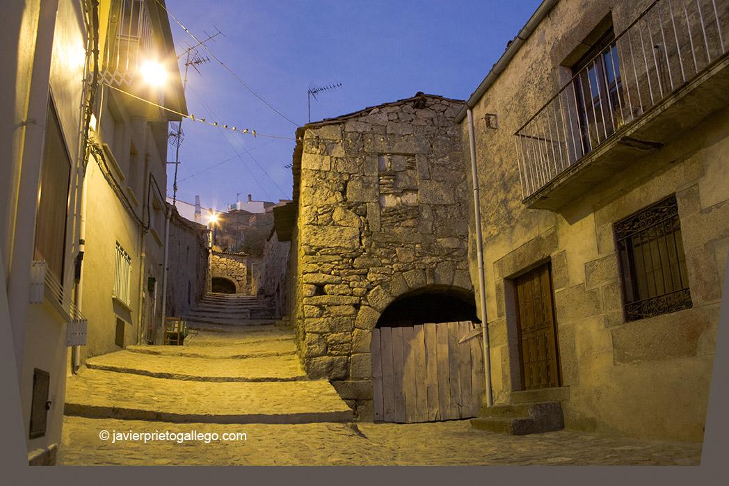 Calle típica de La Nogal con las entradas a las bodegas con arcos de medio punto. Fermoselle. Comarca de Sayago. Arribes zamoranos. Zamora. España. © Javier Prieto Gallego