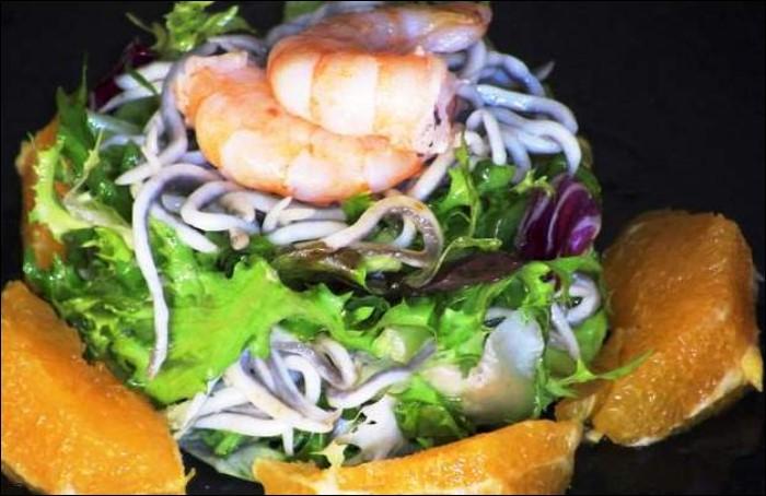 Ensalada-templada-de-angulas sucedáneas-y-langostinos-1