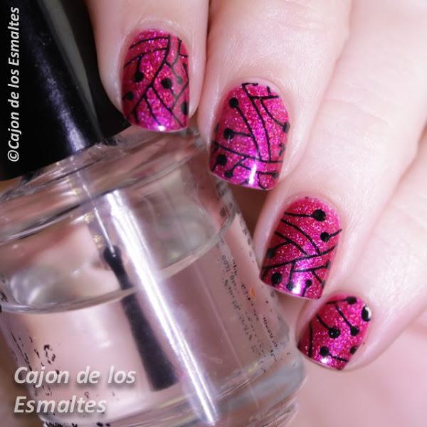 uñas decoradas en rosa y negro