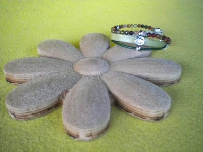 manualidades caseras faciles pulseras de cuero zarmak piedras en tonos verdes 
