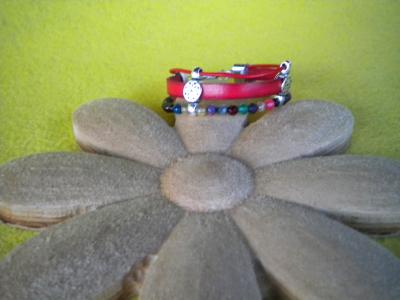 manualidades caseras faciles regalo dia de la madre pulseras cuero y cristal roja