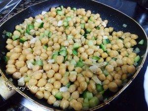 GARBANZOS SALTEADOS CON CALABACÍN, POLLO Y CURRY