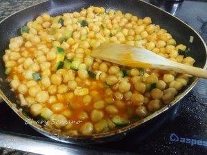 GARBANZOS SALTEADOS CON CALABACÍN, POLLO Y CURRY