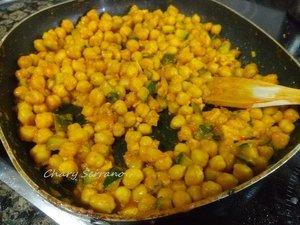 GARBANZOS SALTEADOS CON CALABACÍN, POLLO Y CURRY