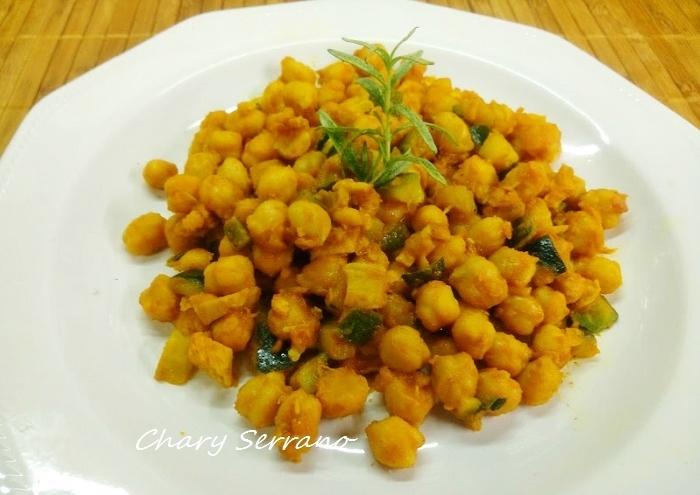 GARBANZOS SALTEADOS CON CALABACÍN, POLLO Y CURRY