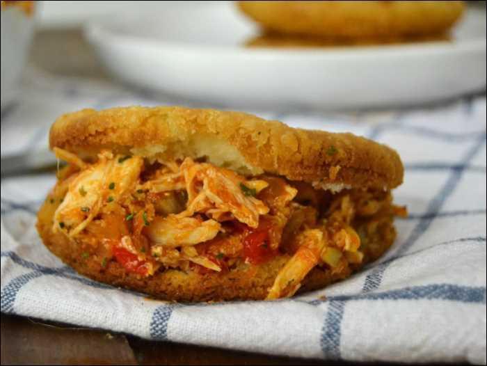 Arepas-con-mechada-de-pollo