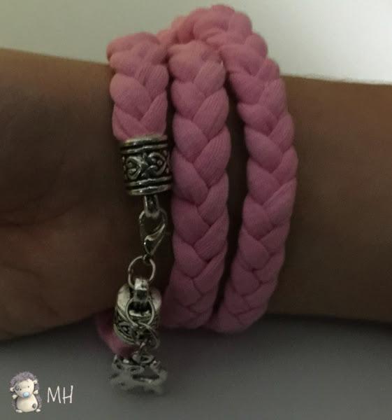 Pulsera de trapillo rosa.