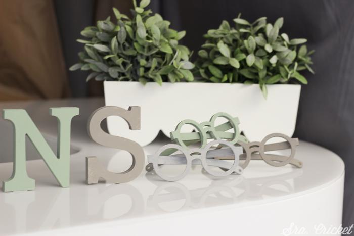 letras y gafas para evento prensa