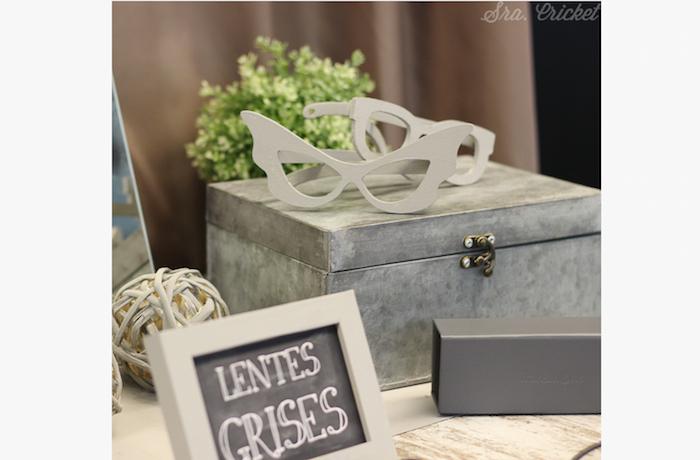 mesa con cristales en gris