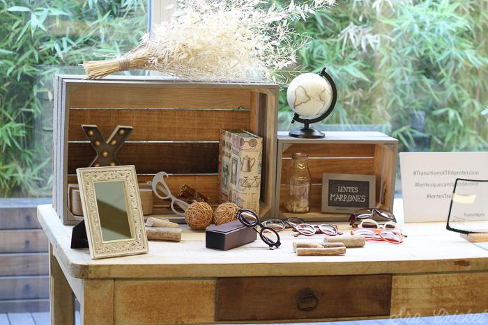 mesa lentes marrones decoración evento prensa