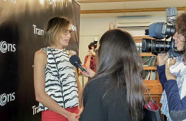 nieves alvarez atendiendo a prensa