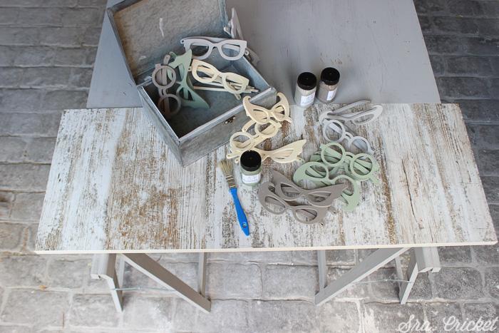 pintando gafas de madera con chalk paint