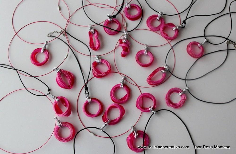 colgantes con la parte de la rosca de botellas de plástico recicladas