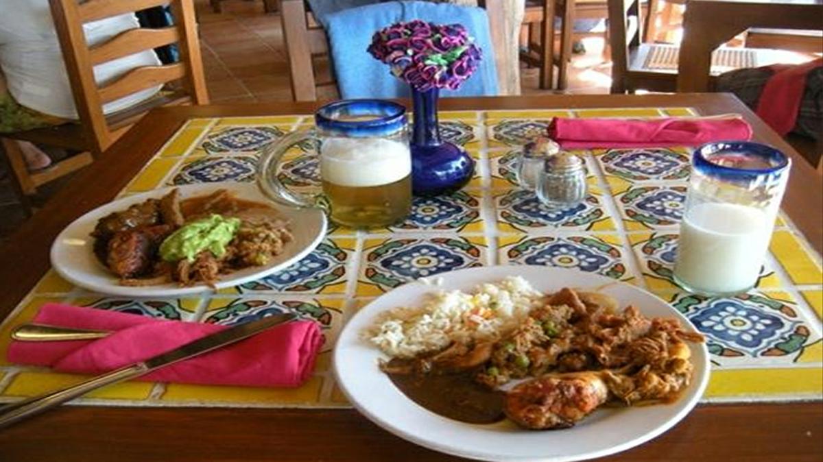 Mole con arroz, con cerveza (mi marido) y agua de horchata (para mí) y muchos más platillos