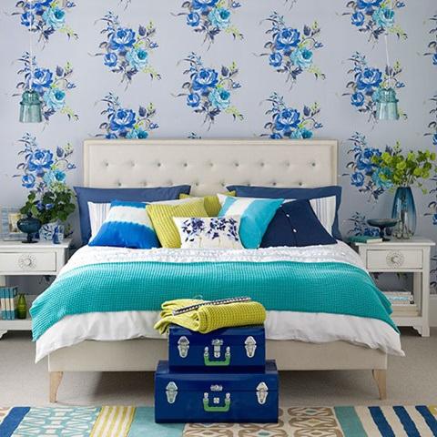 Electric-Blue-Floral-Bedroom-Ideal-Home-Housetohome - copia