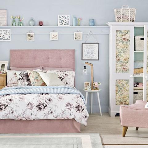Blue-country-bedroom-with-floral-accents - copia