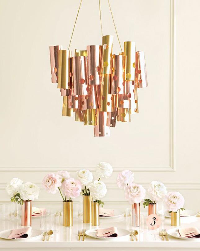 mesa decorada con papel dorado