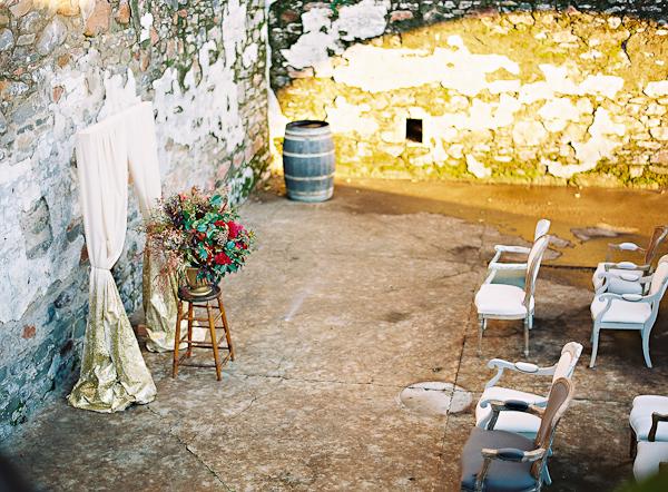 una boda decorada en dorado y en la calle