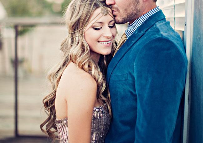 novios recien casados con trajes decorados en dorado