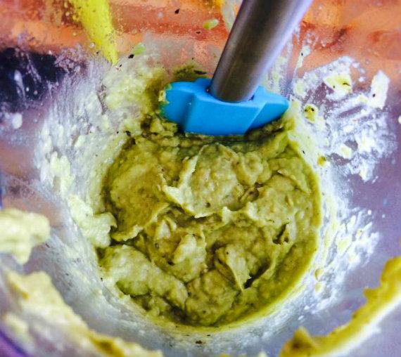 batiendo la crema de habas