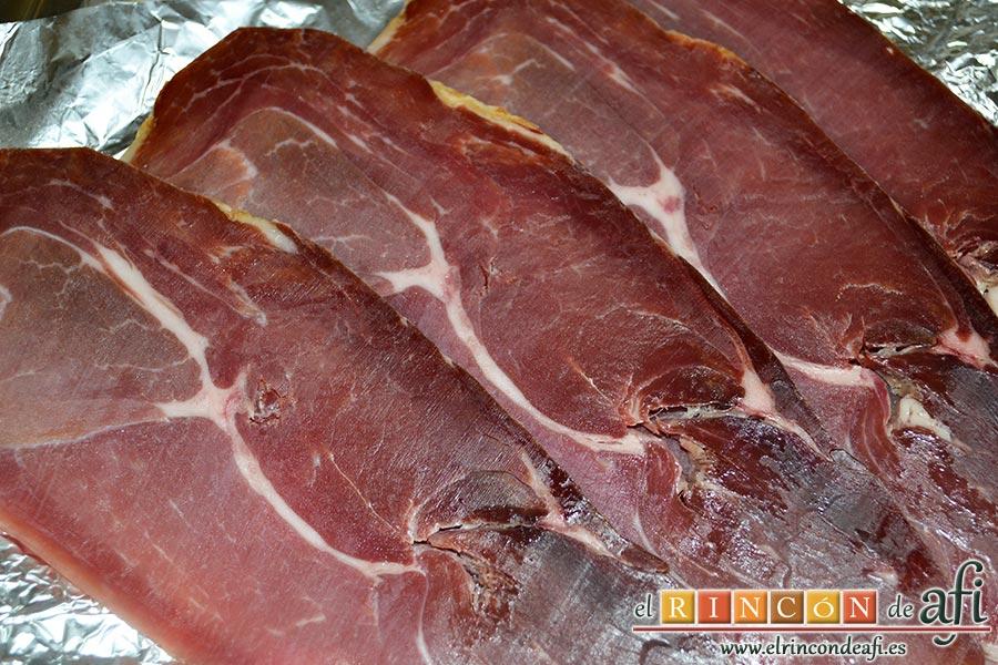 Jamón tapado, pedimos que nos corten unas lonchas de un buen jamón con un grosor de medio centímetro aproximadamente
