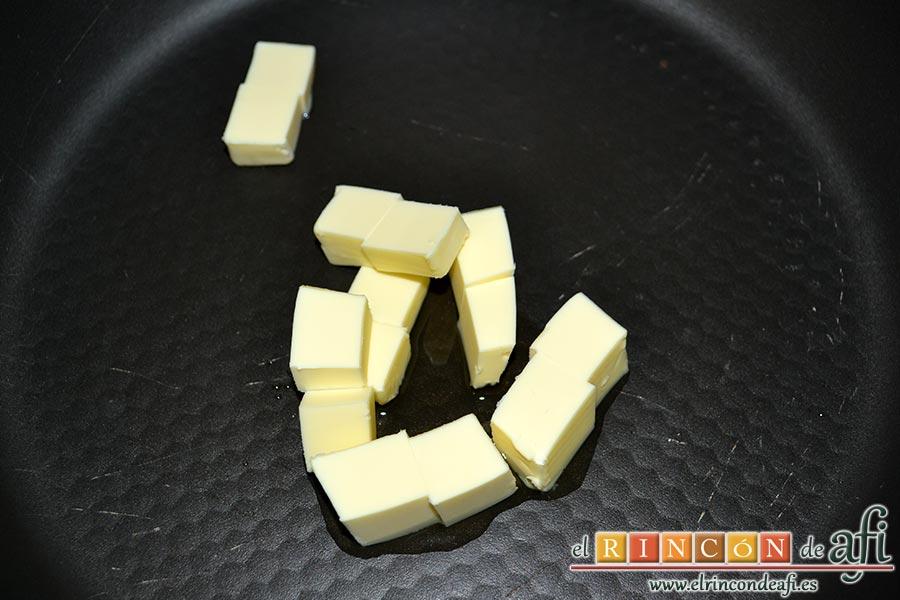 Jamón tapado, en una sartén con unas gotitas de aceite de oliva ponemos a derretir la mantequilla