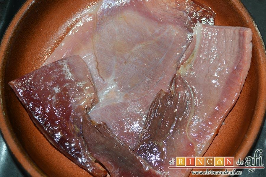 Jamón tapado, colocamos el jamón en una cazuela de barro o en una fuente apta para horno