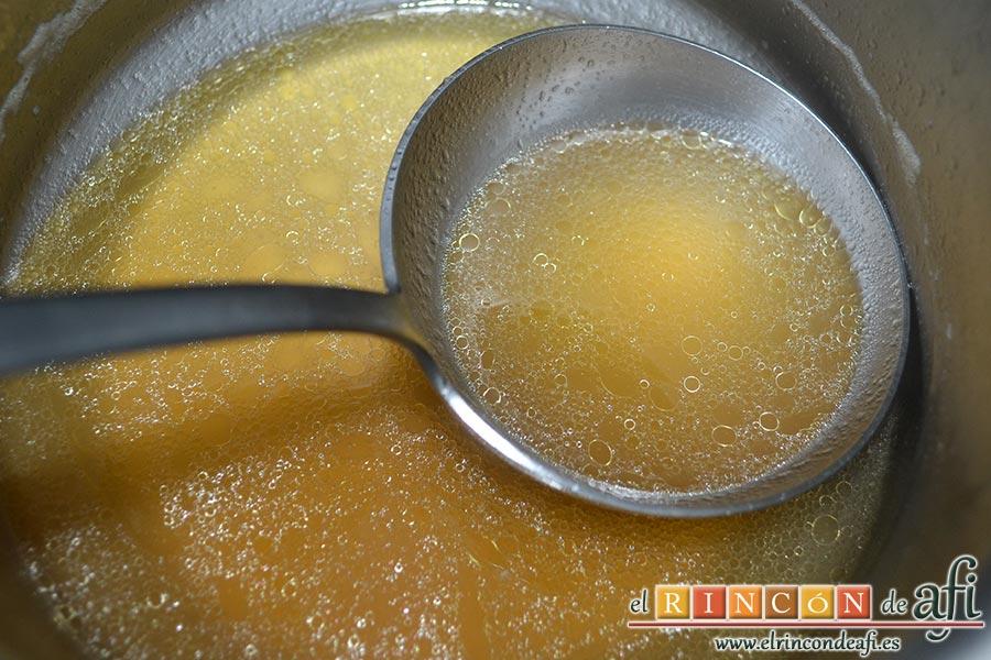 Jamón tapado, calentamos el caldo de carne, le añadimos la copa de Jerez y ayudándonos de un cucharón