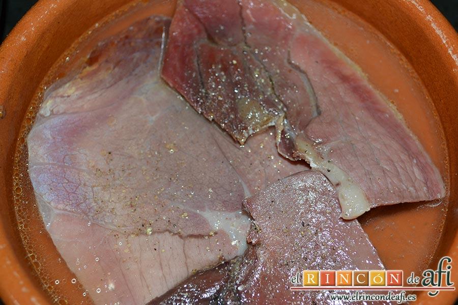 Jamón tapado, le ponemos por encima un poco de pimienta recién molida