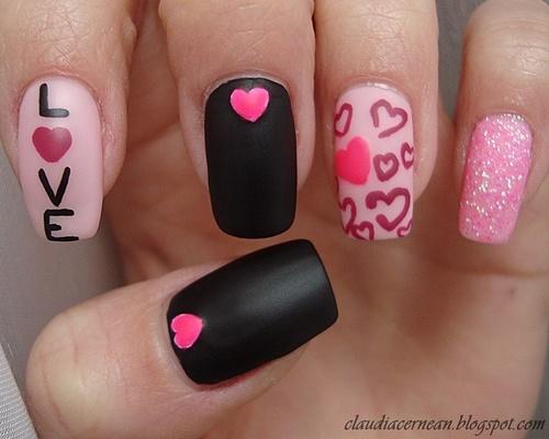 uñas pintadas con corazones
