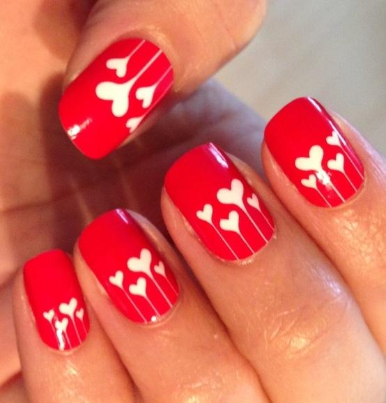 corazones en uñas rojas