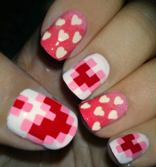 corazon pixelado en uñas