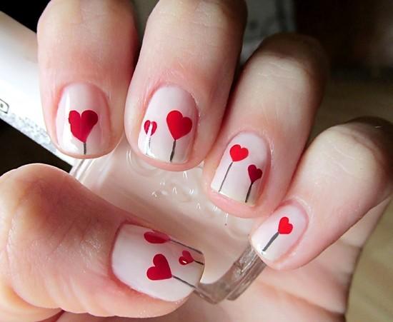 uñas naturales con corazones