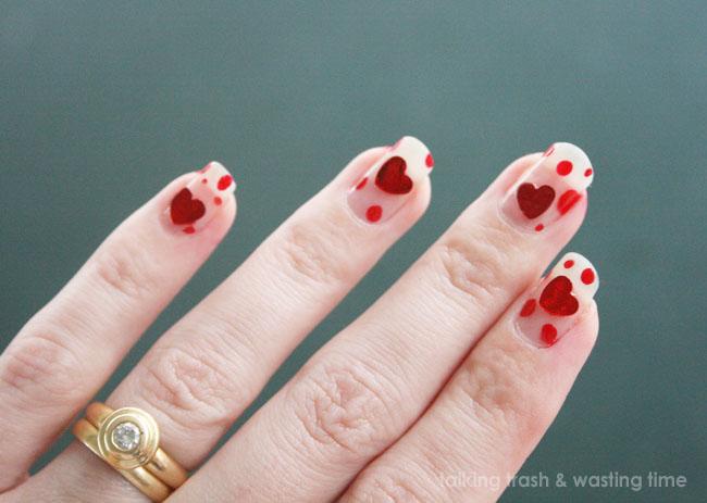 uñas decoradas con corazones