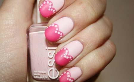 uñas rosa con corazones