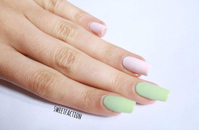 Manicura de flores con purpurina mate carnival golden rose