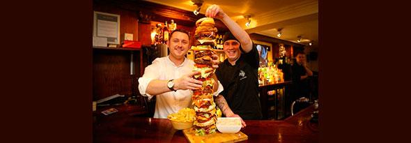 La hamburguesa más alta de Gran Bretaña existe