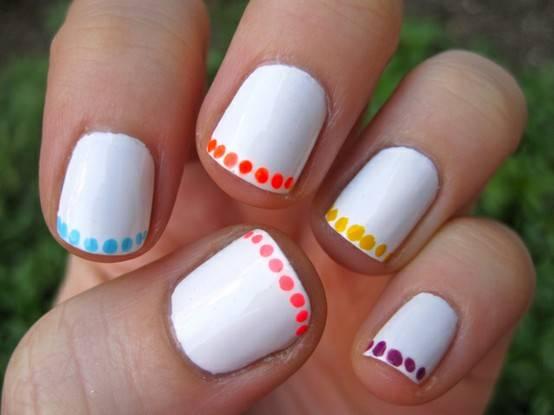 uñas blancas y de colores