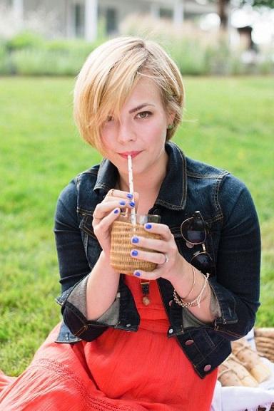 uñas azules vestido rojo