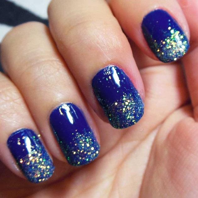 uñas azul con escarcha