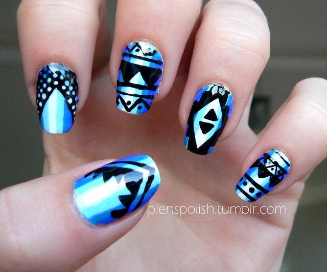 diseño de tribales en uñas azules