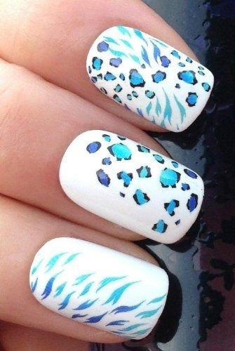 uñas decoradas en azul