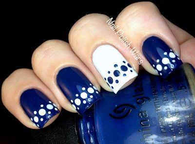 uñas con esmalte azul y blanco