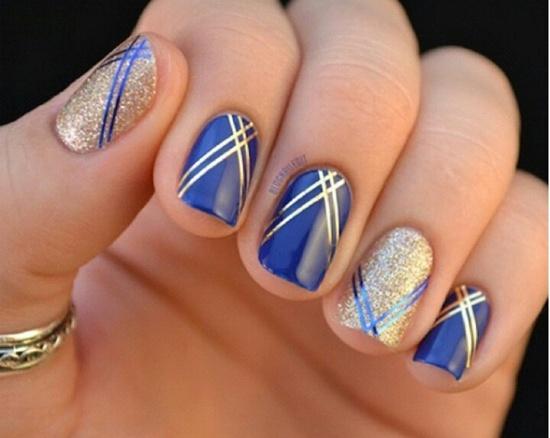 uñas azul y dorado