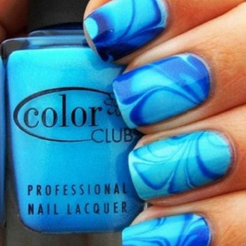 uñas en agua color azul