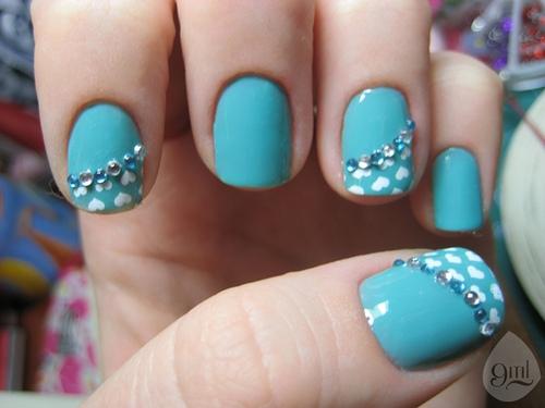 uñas azul claro con accesorios