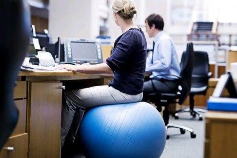 O también puedes probar con algo inestable donde sentarte (¡al menos seguro trabajas los abdominales!)