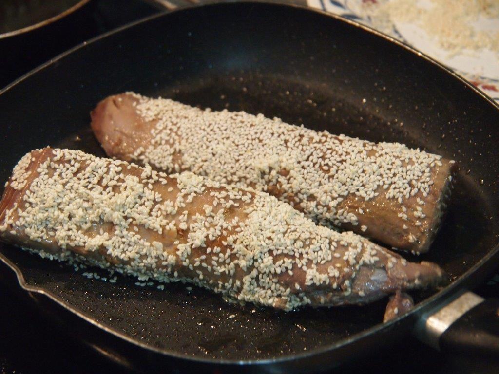 Tataki morrillo de atún sobre ajoblanco avellana